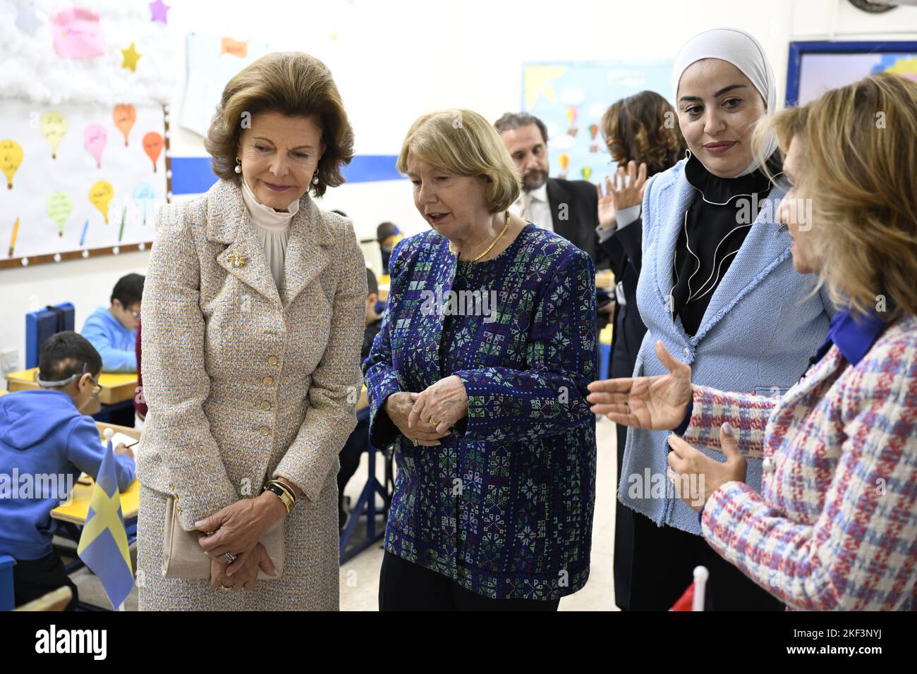 Amman, Jordanien, 16. November 2022, Amman, Jordanien. 16.. November 2022. Königin Silvia, Prinzessin Majda und der Regisseur Anni Mazagobian Abu Hanna bei der Al Hussein Society in Amman, Jordanien, 16. November 2022. Schwedens König Carl XVI Gustaf und Königin Silvia sind am 15-17. November 2022 zu einem dreitägigen Staatsbesuch in Jordanien. Foto: Pontus Lundahl/TT/Code 10050 Credit: TT News Agency/Alamy Live News Credit: TT News Agency/Alamy Live News Credit: TT News Agency/Alamy Live News Stockfoto