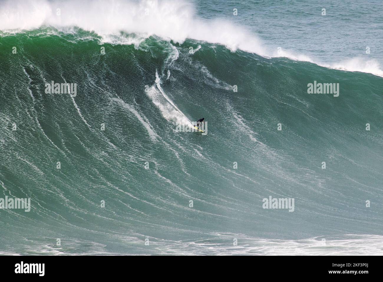 Wellenreiten in Praia do Norte/North Beach, Nazaré, Portugal Stockfoto