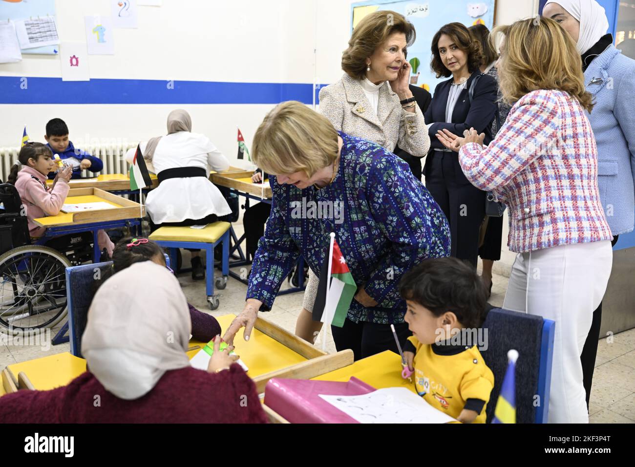 Amman, Jordanien, 16. November 2022, Amman, Jordanien. 16.. November 2022. Königin Silvia, Prinzessin Majda und der Regisseur Anni Mazagobian Abu Hanna bei der Al Hussein Society in Amman, Jordanien, 16. November 2022. Schwedens König Carl XVI Gustaf und Königin Silvia sind am 15-17. November 2022 zu einem dreitägigen Staatsbesuch in Jordanien. Foto: Pontus Lundahl/TT/Code 10050 Credit: TT News Agency/Alamy Live News Credit: TT News Agency/Alamy Live News Credit: TT News Agency/Alamy Live News Stockfoto