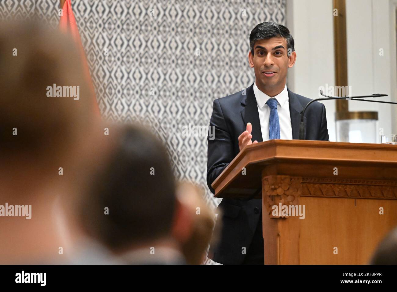 Premierminister Rishi Sunak hält nach einem Treffen mit US-Präsident Joe Biden und einem Telefonat mit dem ukrainischen Präsidenten Volodymyr Zelenskyy beim Gipfel G20 in Nusa Dua, Bali, Indonesien, eine Pressekonferenz ab. Bilddatum: Mittwoch, 16. November 2022. Stockfoto