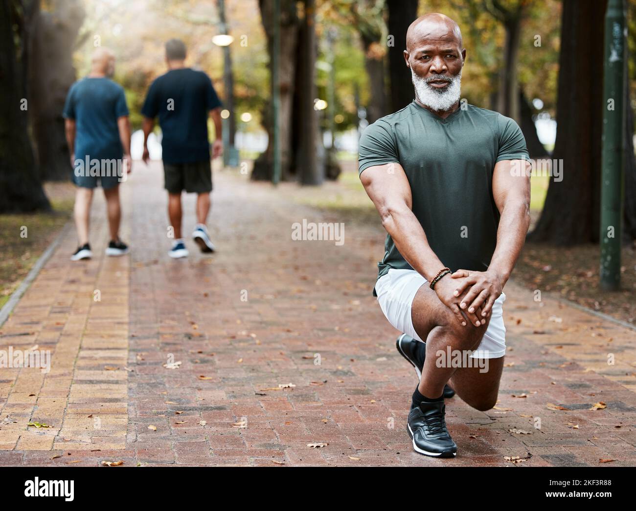 Senior african man, Stretching und Park mit Fokus auf Fitness, Wellness und Bewegung am Boden. Älterer schwarzer Mann, Ausfallschritt und Beintraining, Training oder Stockfoto
