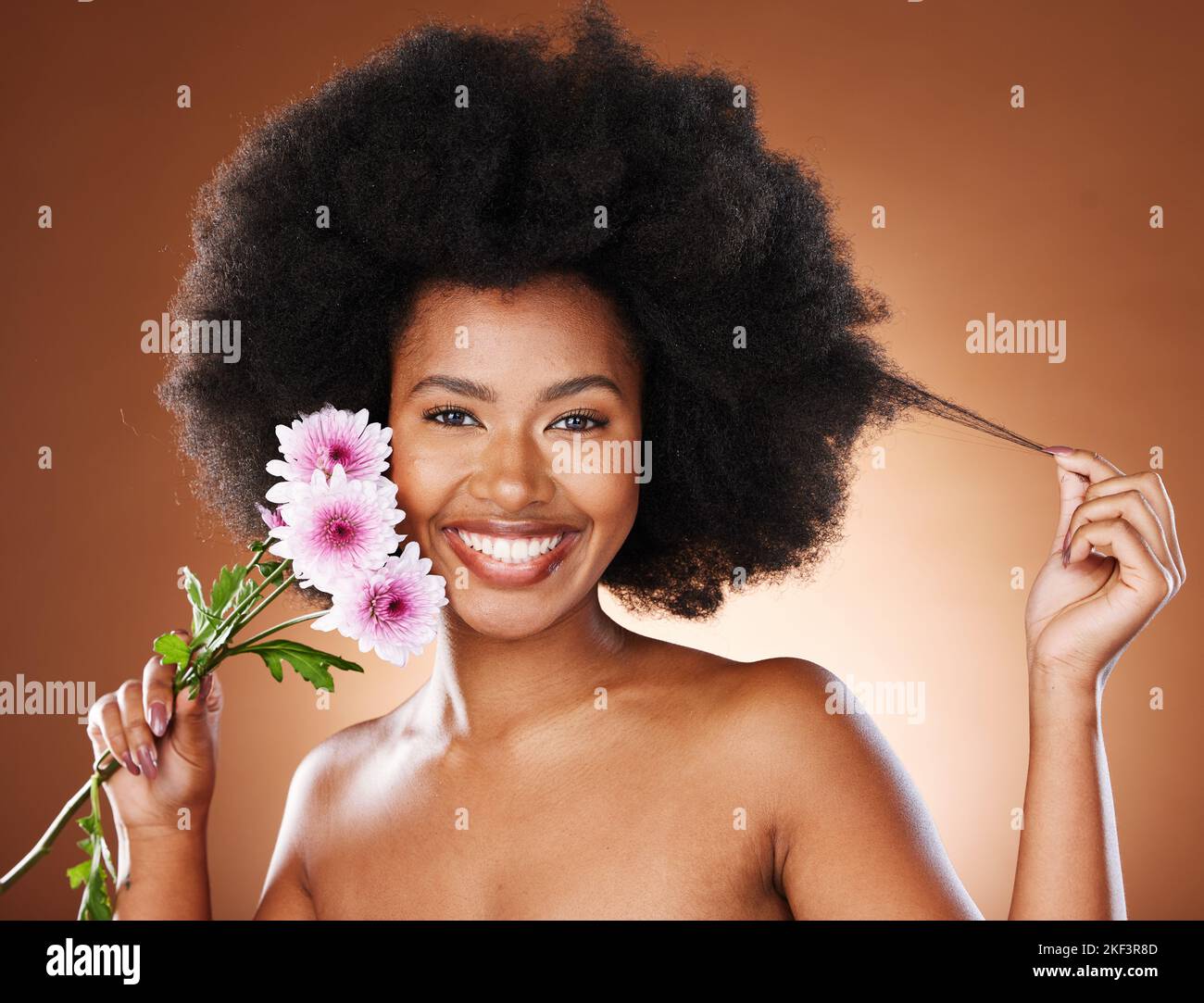 Schwarze Frau, Blumen und natürliche Schönheit, Afro-Haare und leuchtende Hautpflege, Bio-Make-up oder Öko-Dermatologie auf Studio-Hintergrund. Porträt glücklich Stockfoto