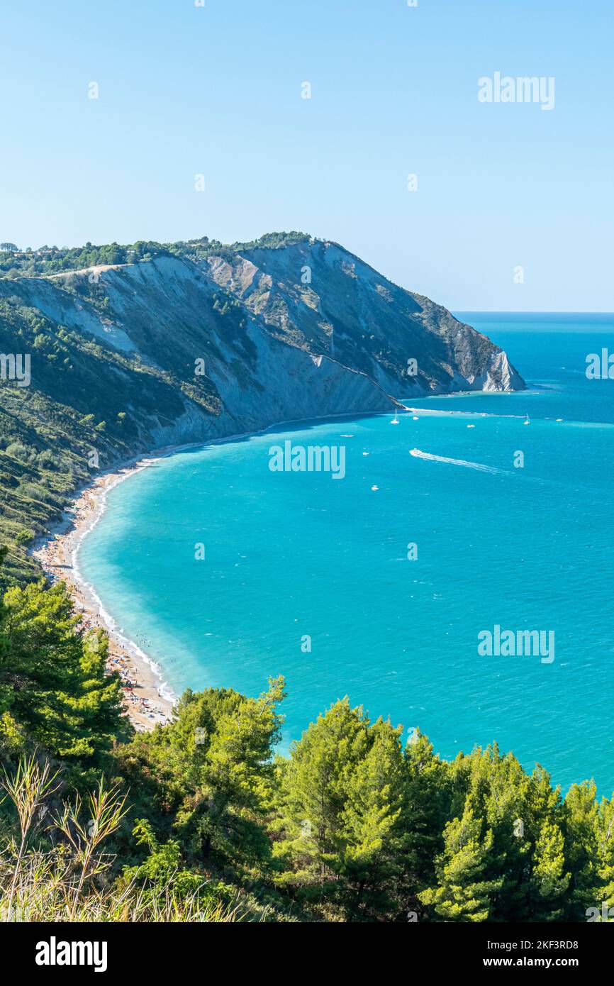 Luftaufnahme des schönen Strandes von Mezzavalle in Ancona Stockfoto