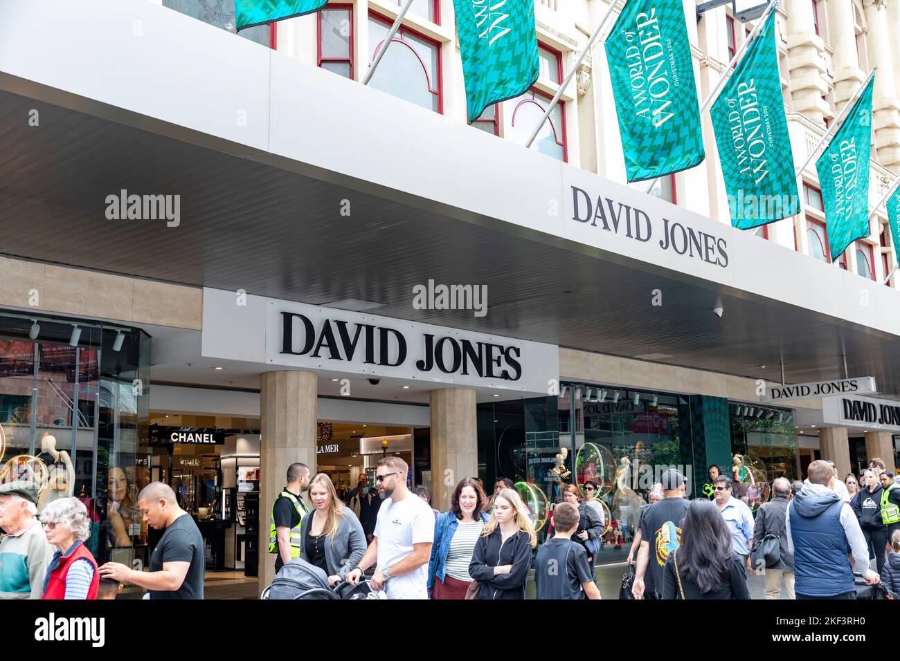 Kaufhaus David Jones in der Bourke Street, Stadtzentrum von Melbourne, Weihnachtseinkäufer auf der Straße, Victoria, Australien, November 2022 Stockfoto