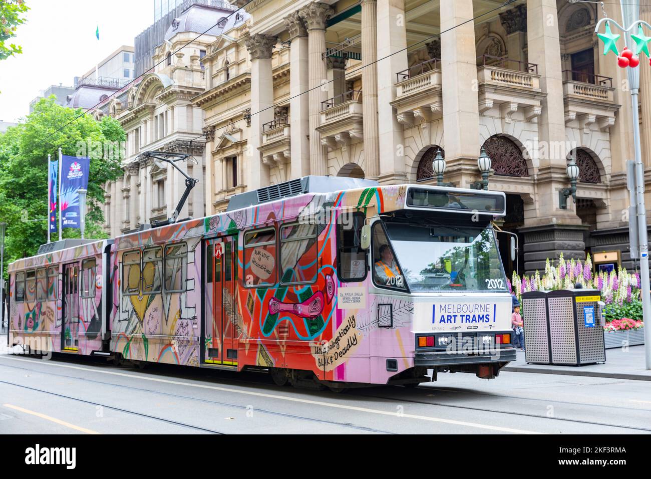 Eine der Melbourne Art Trams fährt entlang der Swanston Street am Rathaus von Melbourne, Victoria, Australien vorbei Stockfoto