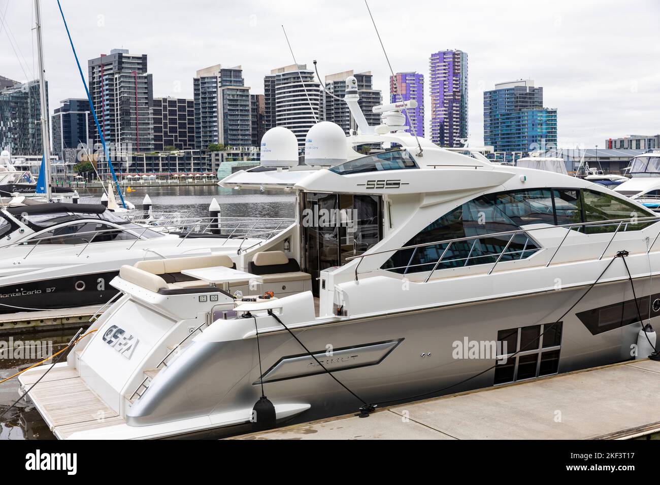 Azimut machte super Yacht Boot in der Marina in Melbourne docklands, Victoria, Australien festgemacht Stockfoto