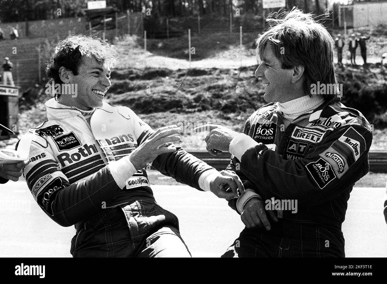 ARCHIVFOTO: Stefan BELLOF wäre am 20. November 2022 65 geworden, Stefan BELLOF (BRD, links) und Manfred WINKELHOCK (BRD) dummelten herum; Halbfigur, S/W-Schuss; Belgischer Grand Prix in Zolder am 28.. April 1984 Motorsport, Formel 1, Auto, Rennwagen, Autorennen, Formel 1, Rennfahrer, Fahrer, Grand Prix, Deutschland, GER, Bundesrepublik, Bel; ?SVEN SIMON#Prinzessin-Luise-Straße 41#45479 Mülheim / R uhr #Tel 0208/9413250#Fax. 0208/9413260#GLSB Bank, Kontonummer: 4030 025 100, BLZ 430 609 67# www.SvenSimon.net. Stockfoto