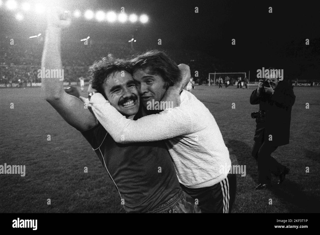 ARCHIVFOTO: Vor 5 Jahren, am 18. November 2022, starb Friedel RAUSCH, UEFA Pokalfinale Eintr.Frankfurt-B.Borussia Monchengladbach 1-0 21.5.80 Bild 4 Fred SCHAUB jubelt mit Friedel RAUSCH Stockfoto