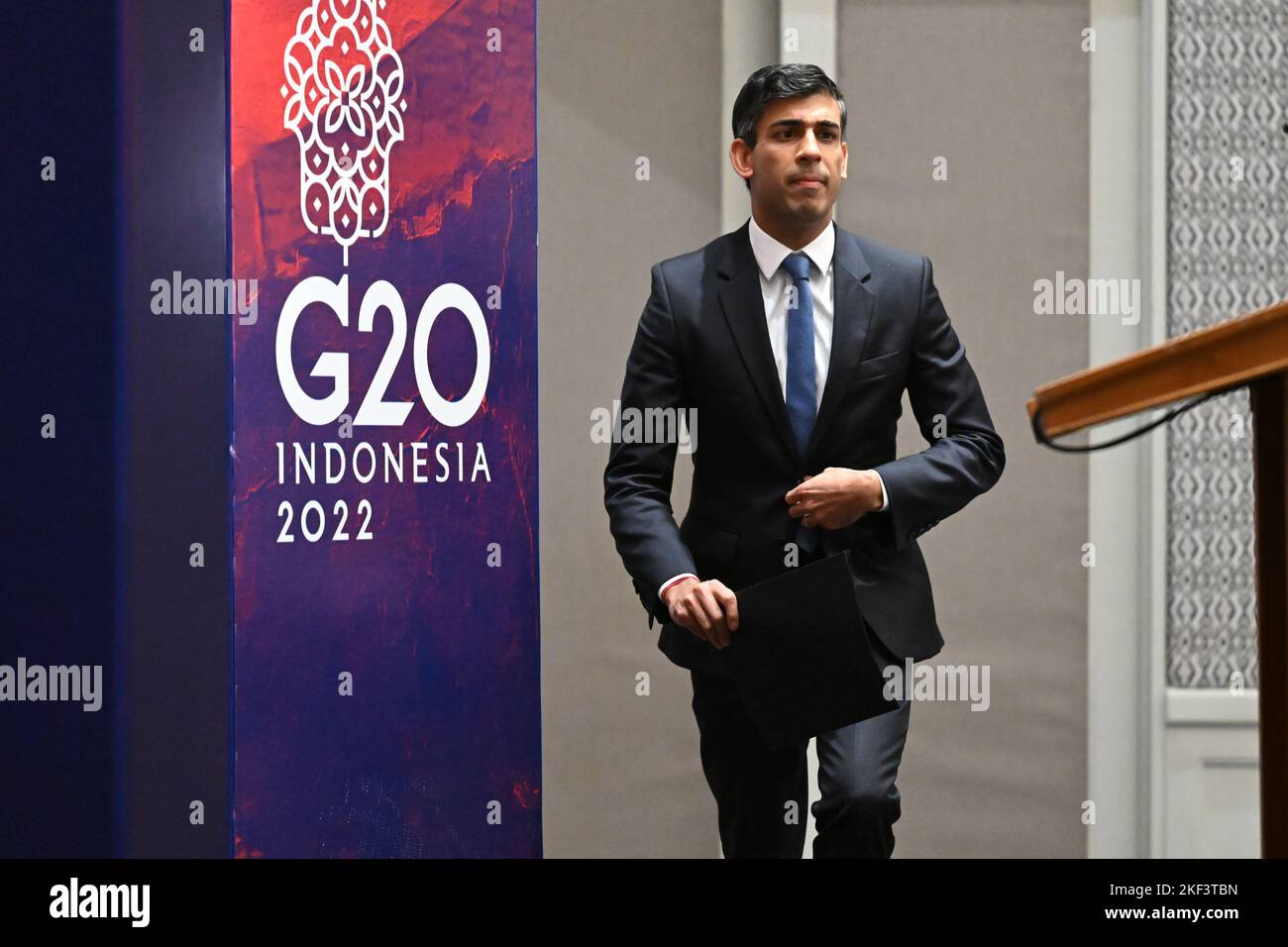 Premierminister Rishi Sunak kommt nach einem Treffen mit US-Präsident Joe Biden und einem Telefonat mit dem ukrainischen Präsidenten Volodymyr Zelenskyy beim Gipfel G20 in Nusa Dua, Bali, Indonesien, zu einer Pressekonferenz. Bilddatum: Mittwoch, 16. November 2022. Stockfoto