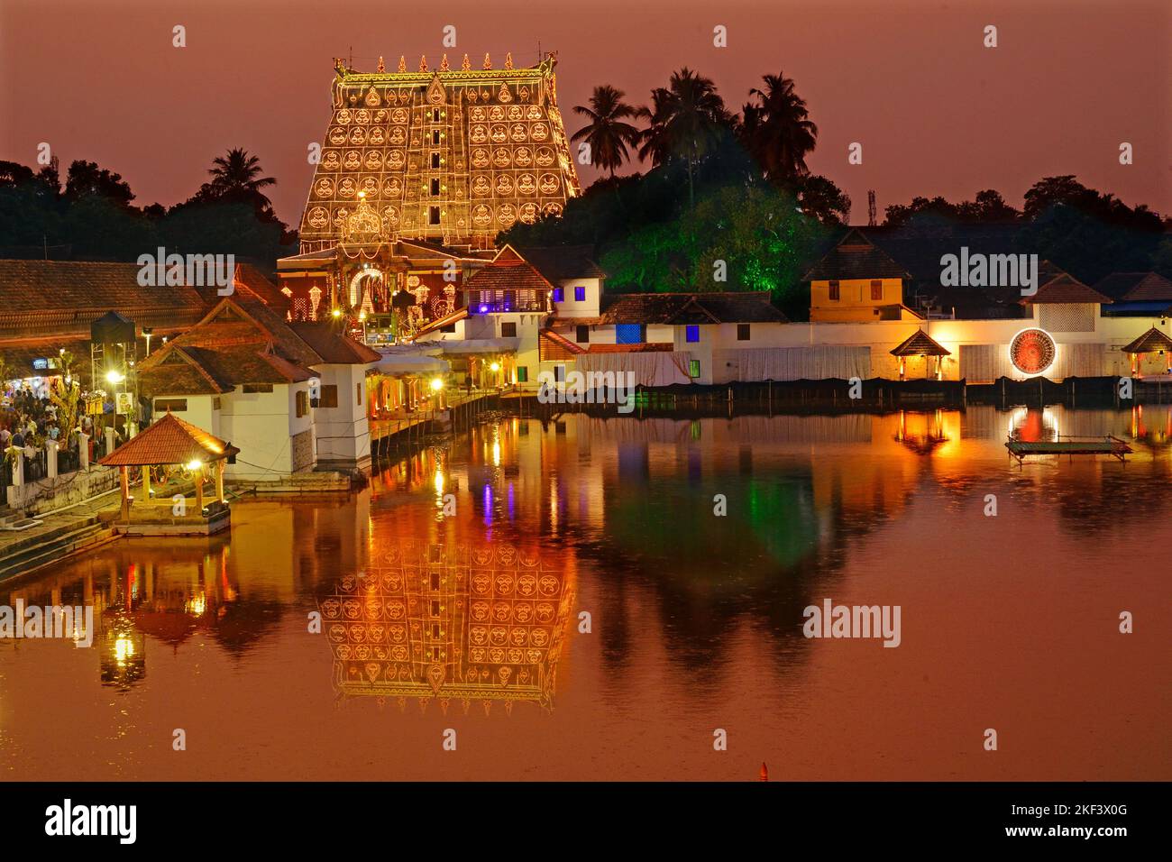 Sri Padmanabhaswamy Tempel, Lakshadeepa Festival Beleuchtung, Murajapam Festival, Beleuchtung von Öllampen, Kerala, Indien Stockfoto