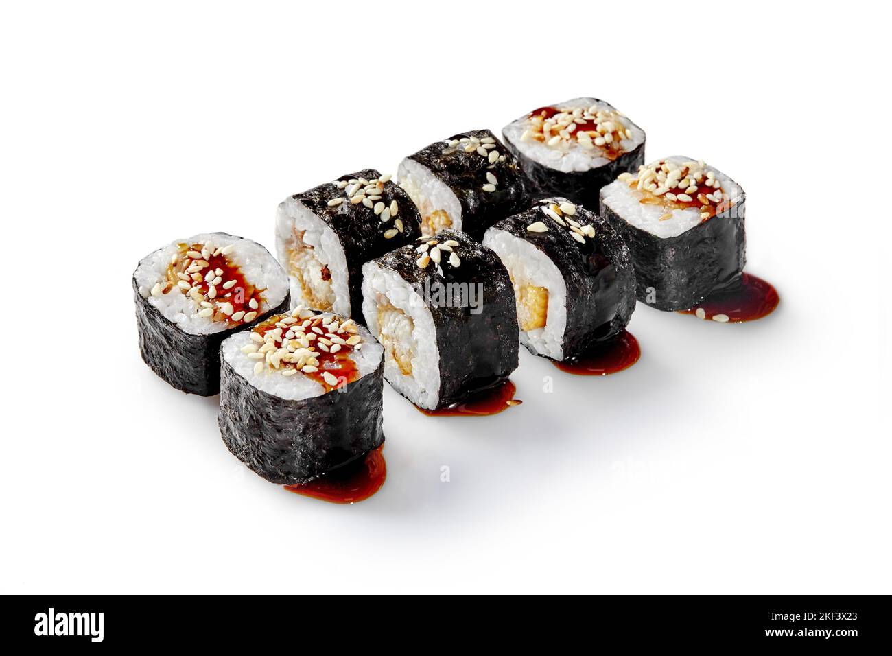 Klassische Maki-Sushi-Rollen mit Aal, gewürzt mit Unagi-Sauce und Sesam Stockfoto