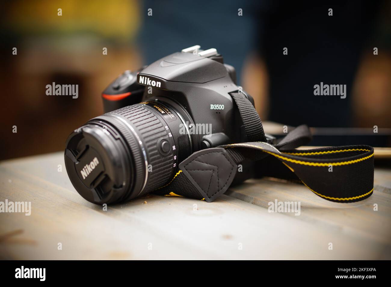 Eine Nikon D3300 DSLR-Fotokamera über einem weißen Tisch Stockfoto