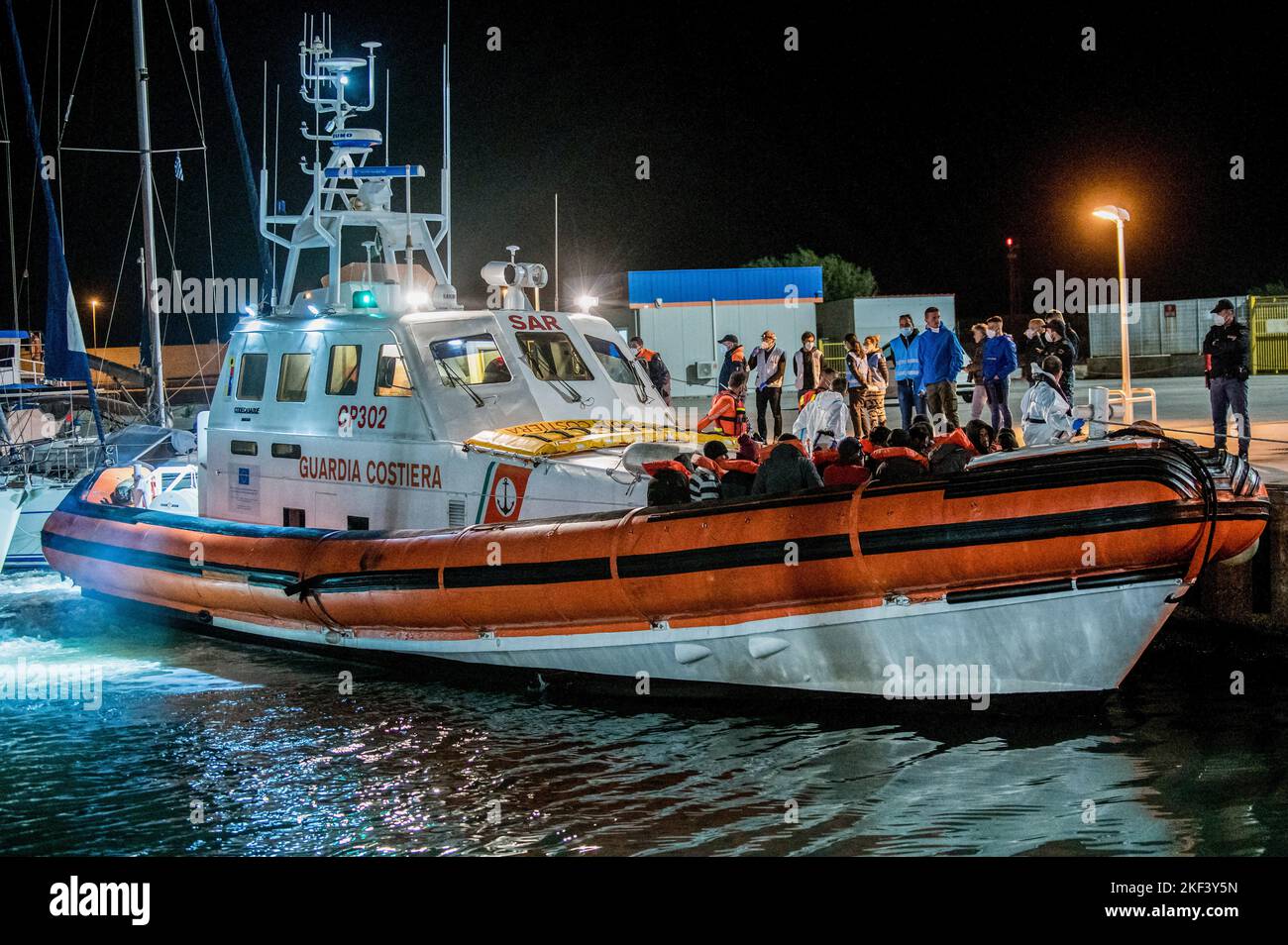 Roccella Jonica, Italien. 16.. November 2022. Ein Patrouillenboot mit Migranten ist auf dem Dock zu sehen. 28 Migranten, hauptsächlich aus Bangladesch, wurden auf einem Schiff in Not fast 115 Seemeilen vor der Küste gerettet und von der italienischen Küstenwache in die südliche Stadt Roccella Jonica (Italien) gebracht. Mitglieder des Roten Kreuzes und Ärzte ohne Grenzen leistten Migranten nach ihrer langen Reise aus Libyen lokale Hilfe. (Foto von Valeria Ferraro/SOPA Images/Sipa USA) Quelle: SIPA USA/Alamy Live News Stockfoto