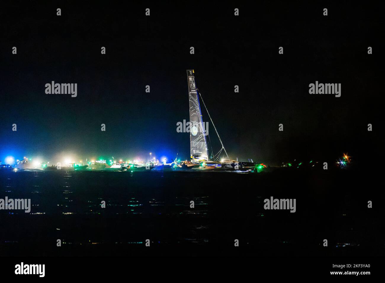 Der französische Skipper Charles Caudelier gewinnt am 16. November 2022 die Route du Rhum 2022 vor Pointe-a-Pitre, Guadeloupe. Am 9. November 2022 startete das Solo-Segelrennen der Route du Rhum von Saint-Malo nach Pointe-à-Pitre in Guadeloupe (6.562 Kilometer). Foto von Alain Cassang/ABACAPRESS.COM Stockfoto