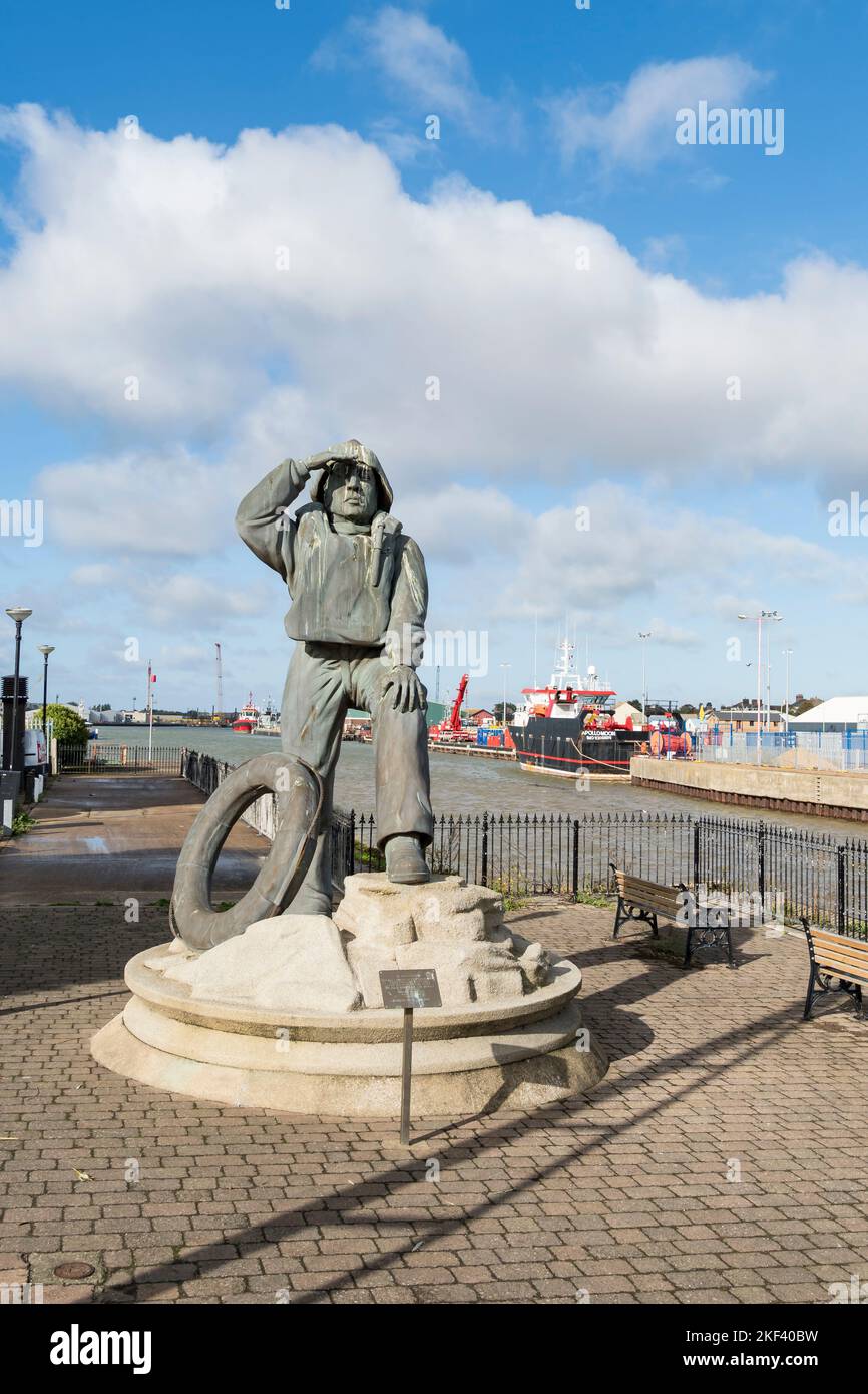Statue gewidmet Lowestoft Rettungsbooten aus Gegenwart und Zukunft, beherbergt Lowestoft suffolk 2022 Stockfoto