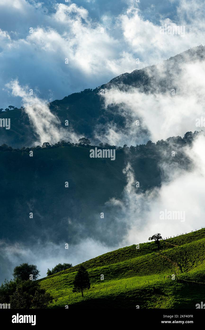 Malerische Aussicht auf die Anden an einem bewölkten Tag, Manizales, Caldas, Antioquia, Kolumbien - Stock Foto Stockfoto