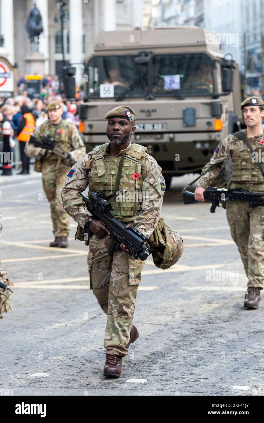 1. Bataillon London Wachen bei der Lord Mayor's Show Parade in der City of London, Großbritannien. Schwarzer männlicher Soldat Stockfoto