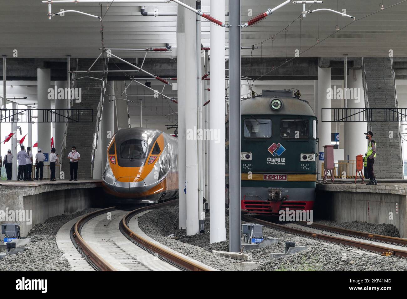 Bandung, West-Java, Indonesien. 16.. November 2022. Der Jakarta Bandung Hochgeschwindigkeitszug (KCJB) oder der Comprehensive Inspection Train (CIT) wurde während dynamischer Versuche am Jakarta-Bandung Hochgeschwindigkeitsbahnhof in Tegalluar gesehen. Präsident Joko Widodo und der chinesische Präsident Xi Jinping beobachten online den dynamischen Testprozess des 15 km langen Jakarta Bandung Hochgeschwindigkeitszuges mit einer begrenzten Geschwindigkeit von 80 km/h während des Gipfeltreffens G20 in Bali. (Bild: © Algi Febri Sugita/ZUMA Press Wire) Bild: ZUMA Press, Inc./Alamy Live News Stockfoto