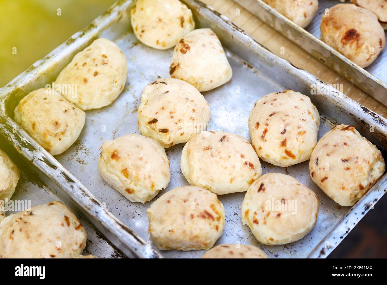 Käsebrot und serviert in Blechdose auf dem Tisch - brasilianische Küche - selektive Konzentration Stockfoto