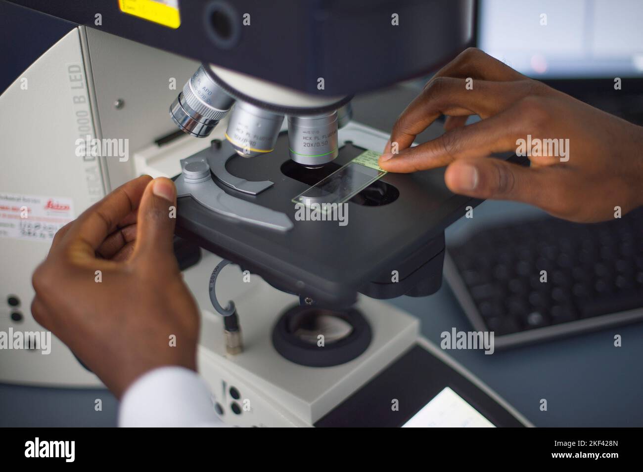 Ein Student mit einem Mikroskop Stockfoto