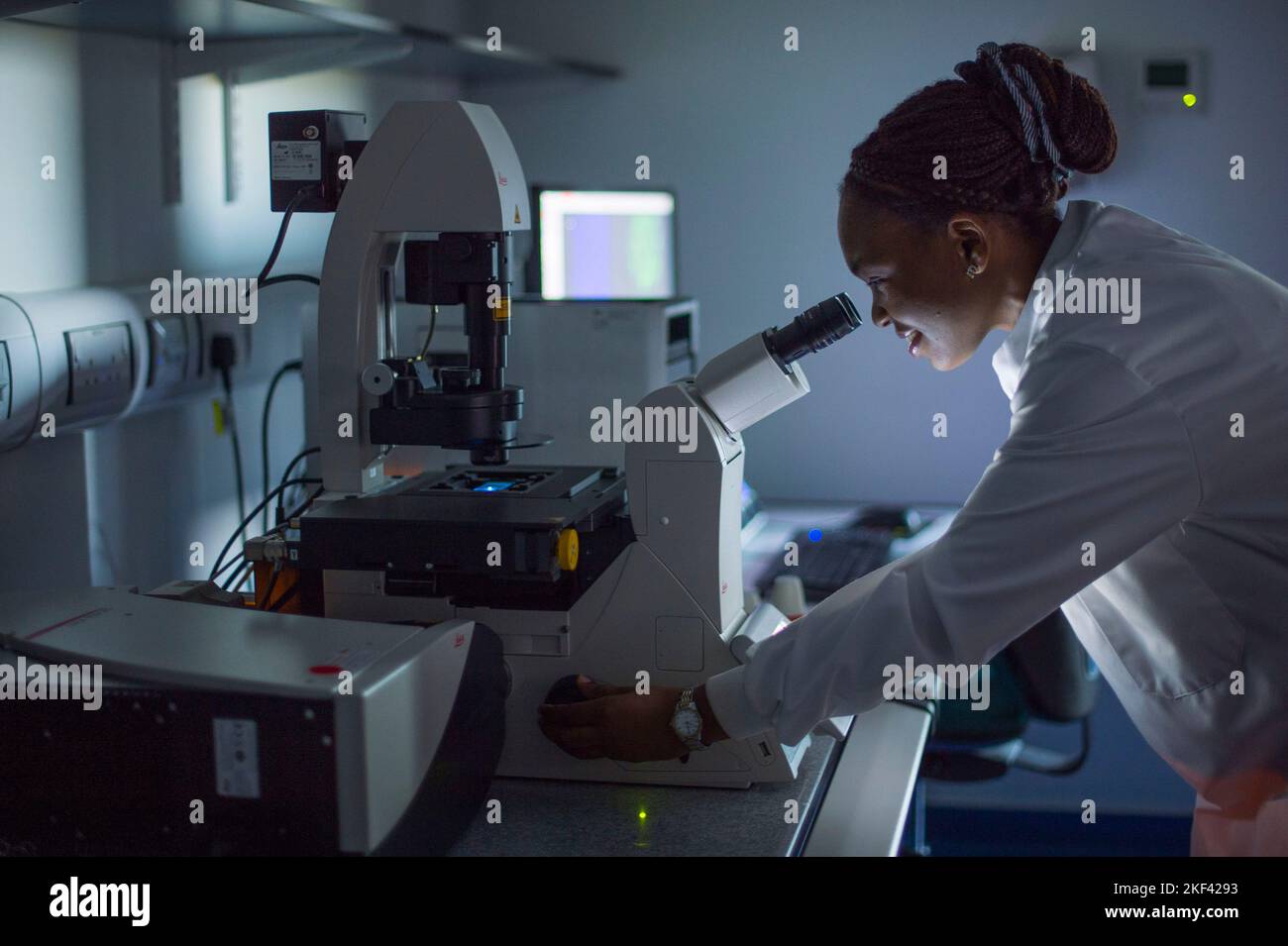 Ein Student mit einem Mikroskop Stockfoto