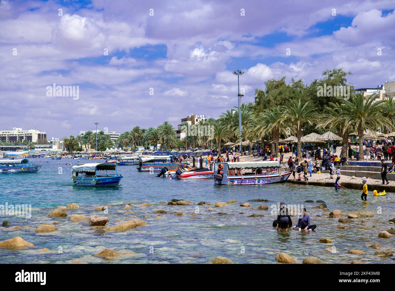 Überfüllter öffentlicher Strand Aqaba Jordan Stockfoto