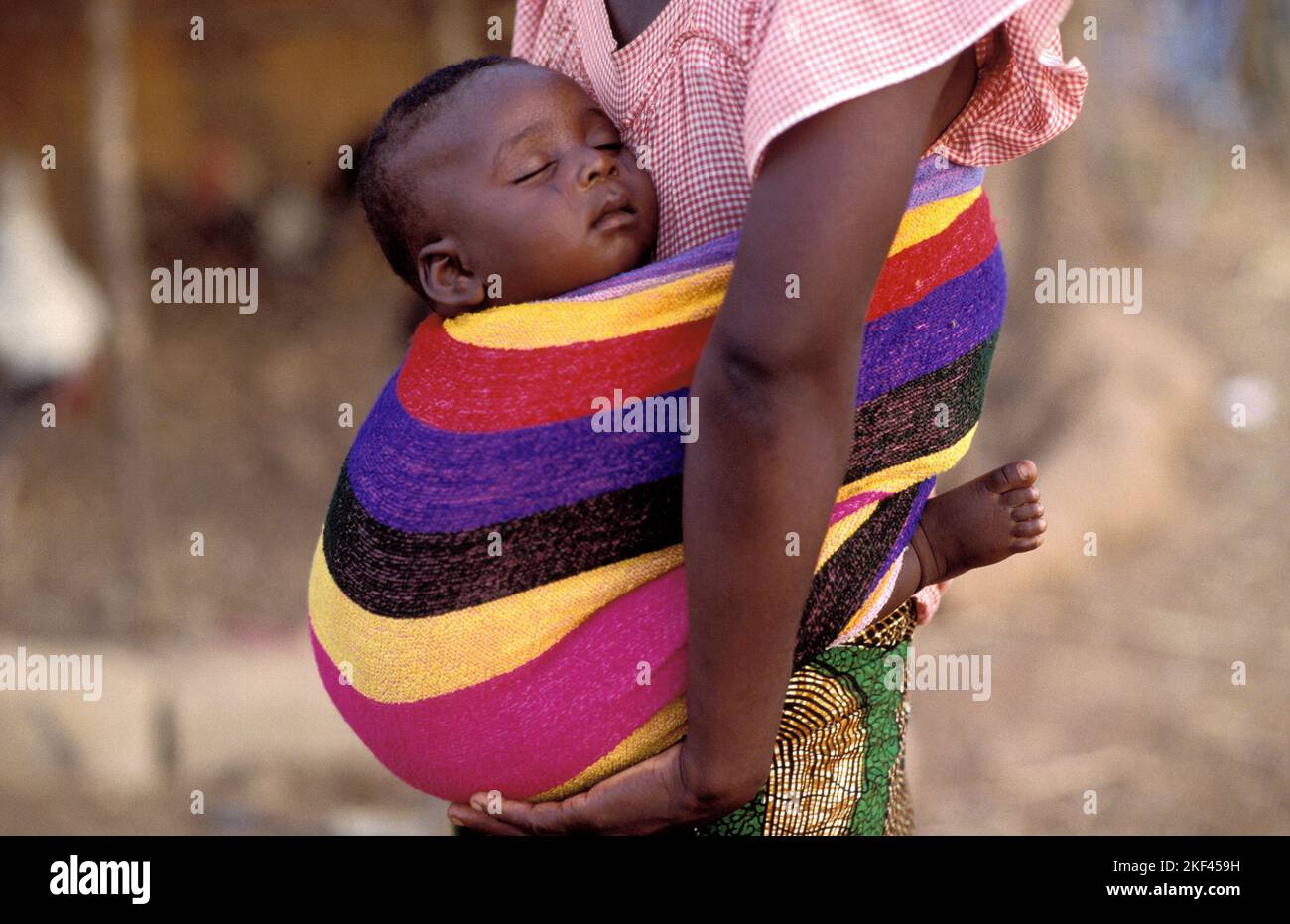 Burkina Faso, Baby schläft in einem Tragetuch. Stockfoto