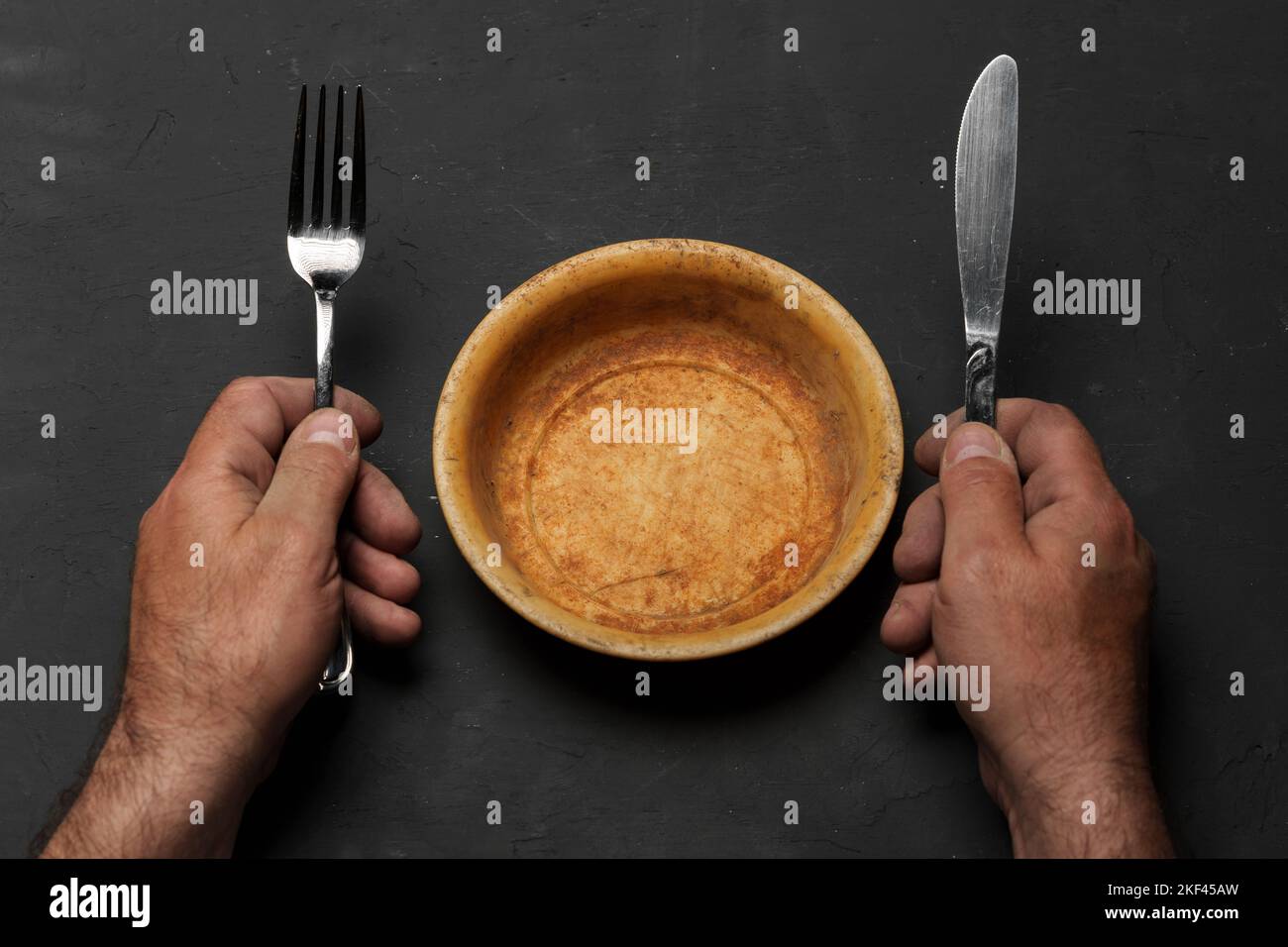 Leere Schüssel auf dunklem Hintergrund mit Kopierplatz Stockfoto