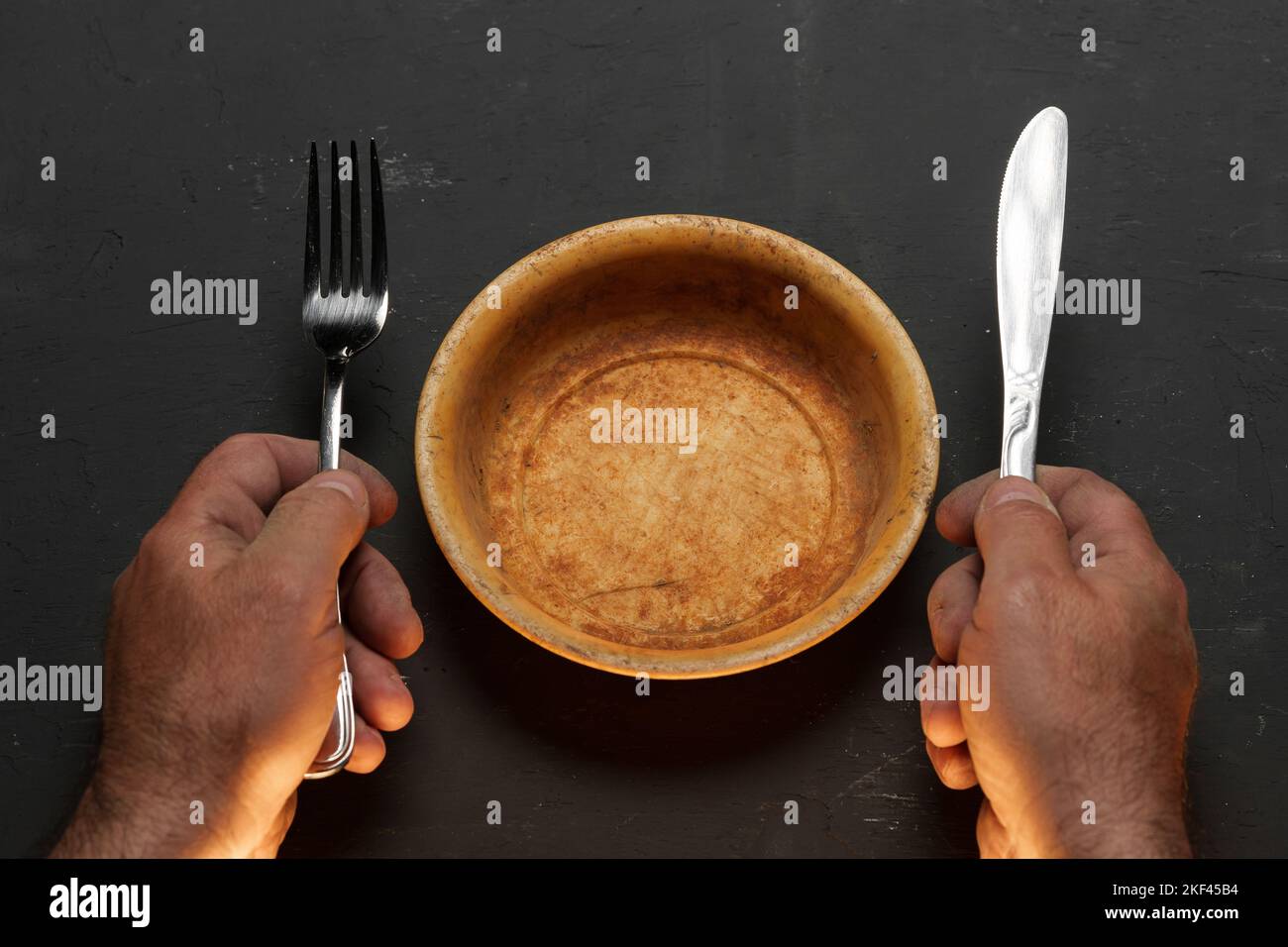 Leere Schüssel auf dunklem Hintergrund mit Kopierplatz Stockfoto