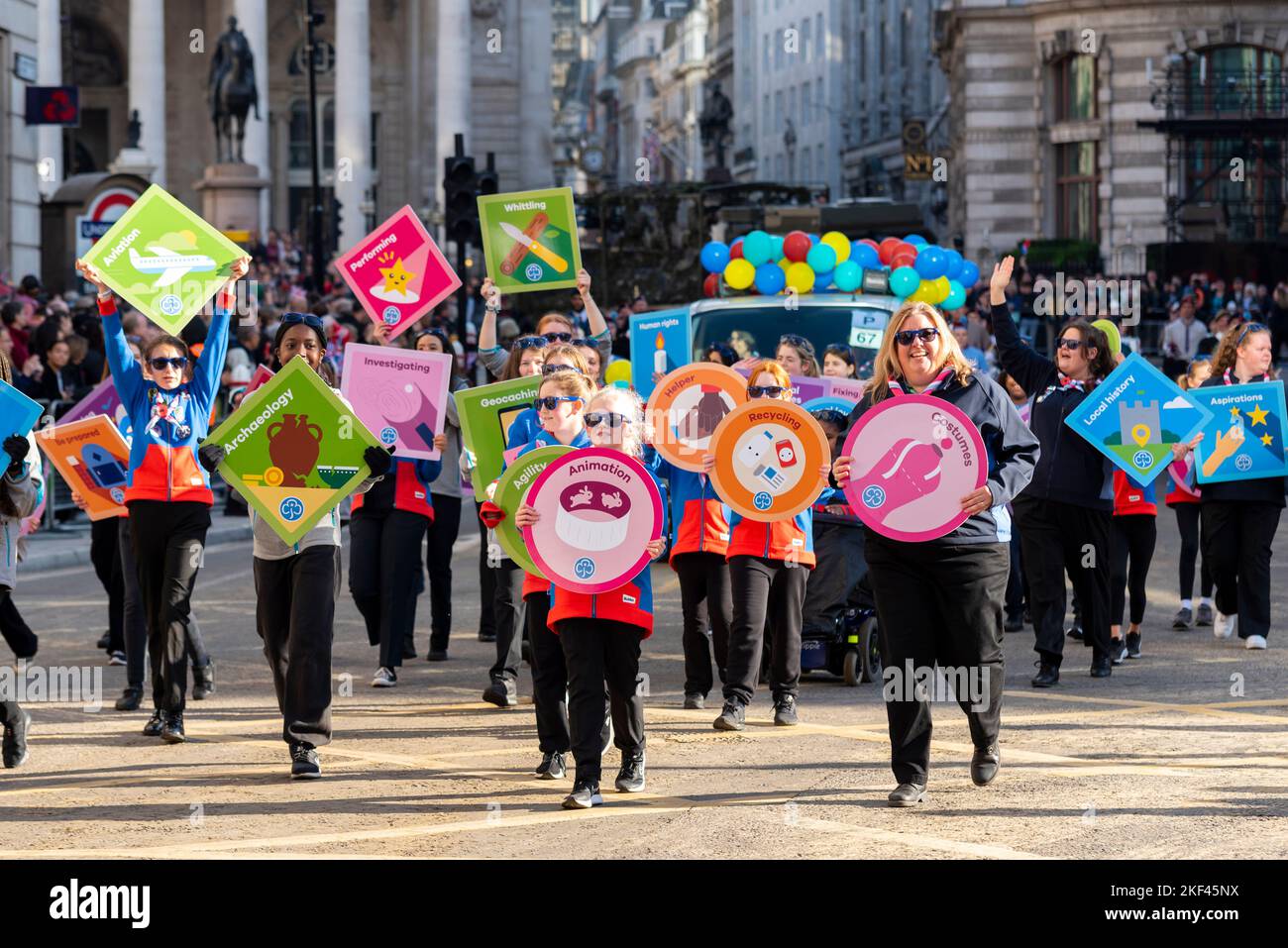 Girlguiding London & Südostengland bei der Lord Mayor's Show Parade in der City of London, Großbritannien. Junge Teilnehmer Stockfoto