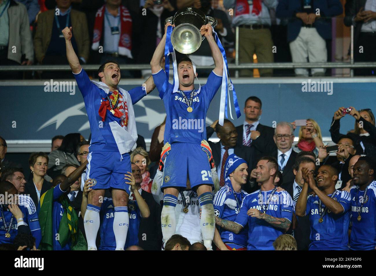 Foto vom 19-05-2012 von Chelsea's Gary Cahill beim Anheben der UEFA Champions League Trophäe. Der ehemalige Verteidiger von Chelsea und England, Gary Cahill, hat seinen Rücktritt vom Fußball angekündigt. Ausgabedatum: Mittwoch, 16. November 2022. Stockfoto