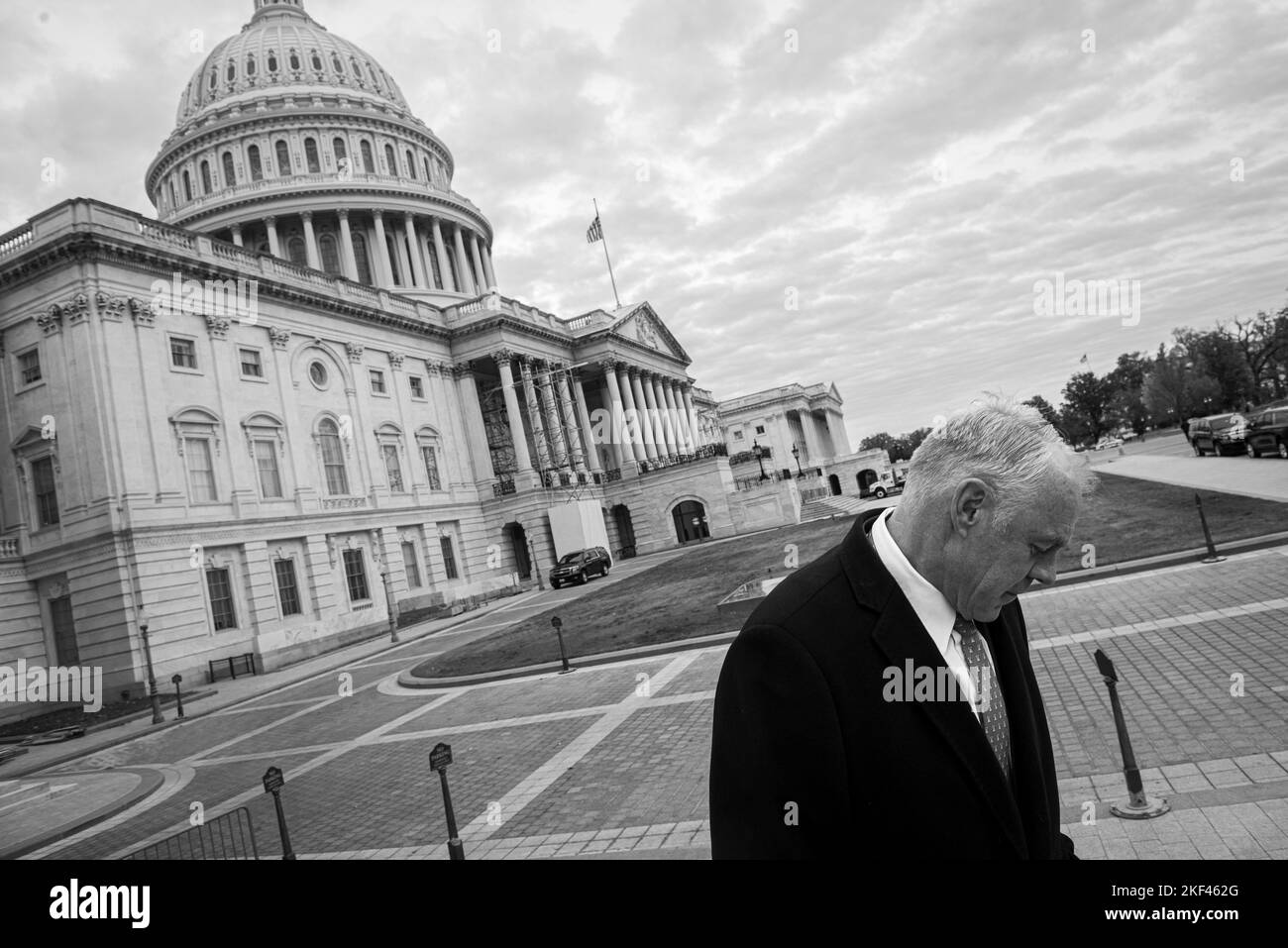 Der designierte US-Repräsentant Ryan Zinke (Republikaner aus Montana) spaziert am Dienstag, den 15. November 2022, im US-Capitol, nachdem er an einer ‘Klasse photo auf dem Capitol Hill in Washington, DC, teilgenommen hatte. Kredit: Cliff Owen / CNP Stockfoto