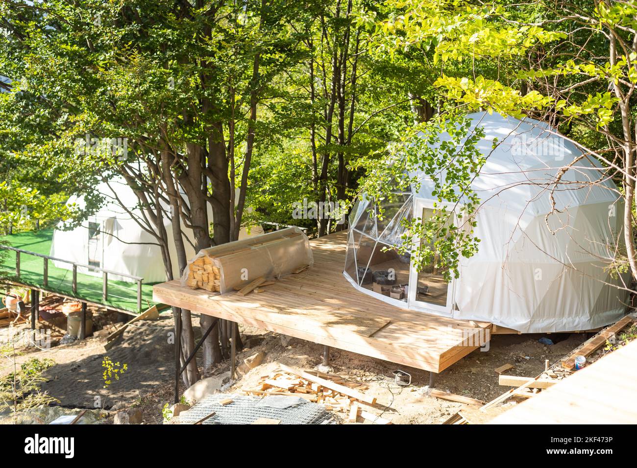 Außen kugelförmige Glamping-Kuppel. Hemispherische Struktur Geodätische Polyeder der Gitterschale. Camping House Hotel Partyzelt. Stockfoto