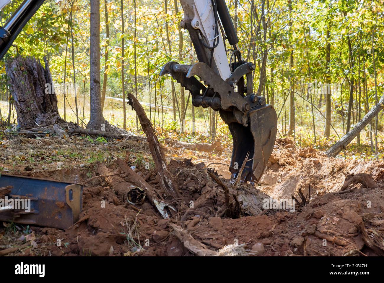 Während der Entwaldung Landschaftsbau arbeitet als Teil der Vorbereitung von Land für den Bau, wird Traktor verwendet, um mit Abbau Wurzeln zu arbeiten. Stockfoto