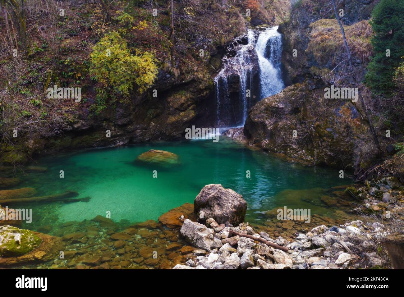 Wunderschöner Wasserfall im Herbst in der Vintgar-Schlucht bei Bled, Slowenien. Reisen, Tourismus, Umwelt, Jahreszeiten und Konzepte zum Klimawandel Stockfoto