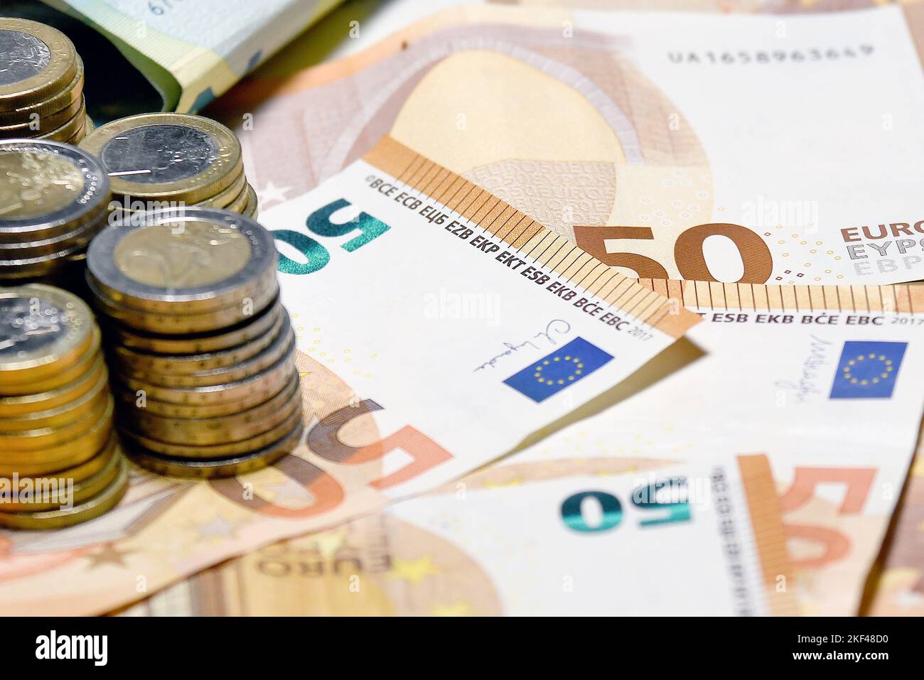 50-Euro-Banknoten und -Münzen. Stockfoto