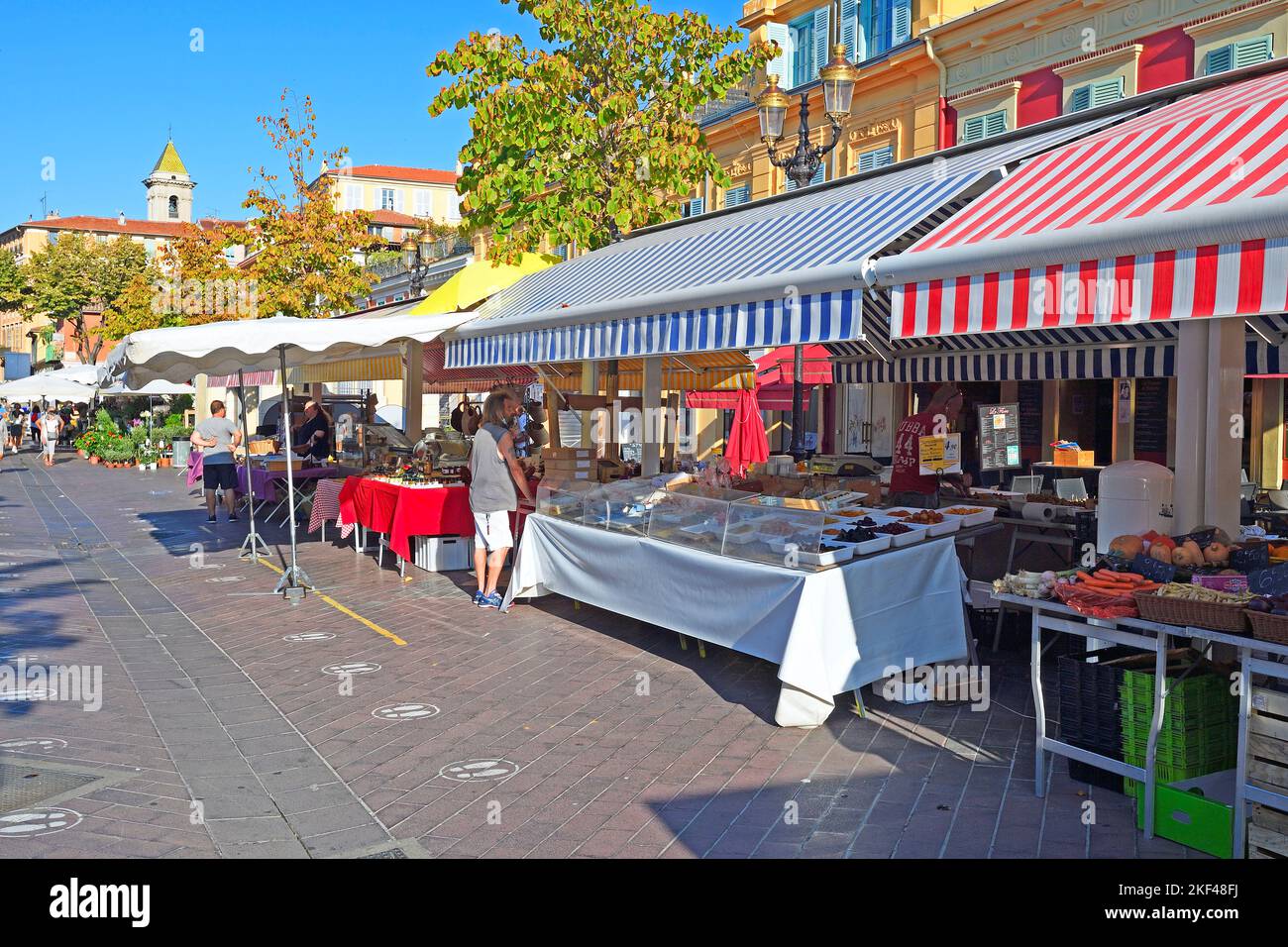 Markt auf dem Cours Saleya, Innenstadt, Nizza, Département Alpes-Maritimes, Region Provence-Alpes-Côte d’Azur, Frankreich Stockfoto