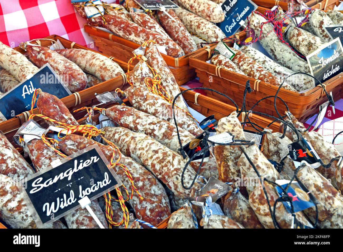 französische Wurstspezialitäten, Markt auf dem Cours Saleya, Innenstadt, Nizza, Département Alpes-Maritimes, Region Provence-Alpes-Côte d’Azur, Frank Stockfoto