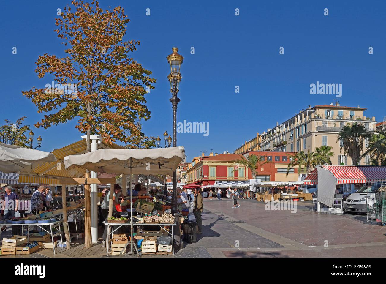 Markt auf dem Cours Saleya, Innenstadt, Nizza, Département Alpes-Maritimes, Region Provence-Alpes-Côte d’Azur, Frankreich Stockfoto