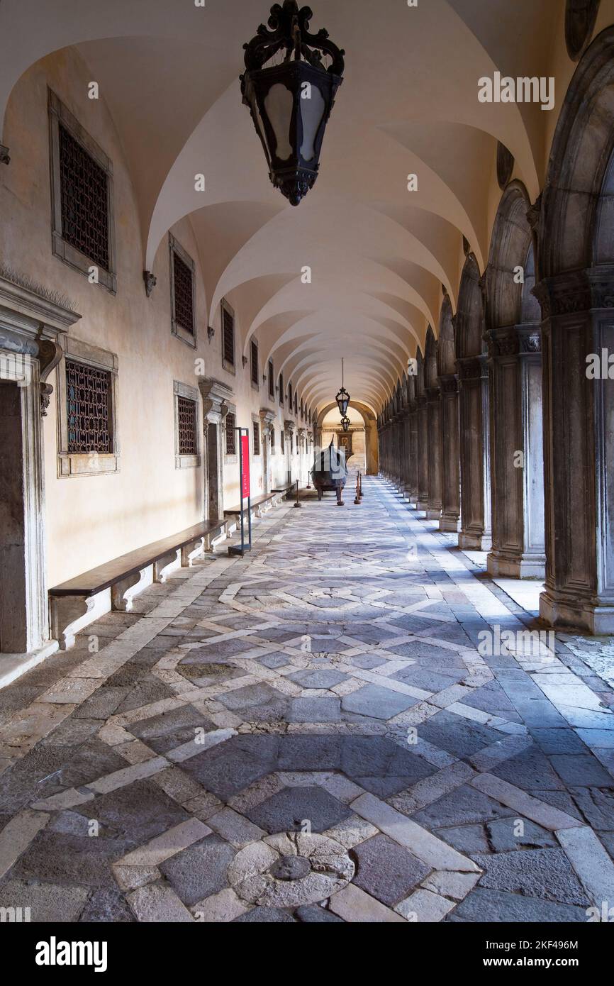 Arkadengang vom Dogenpalast im Innenhof, Venedig, Venetien, Italien Stockfoto