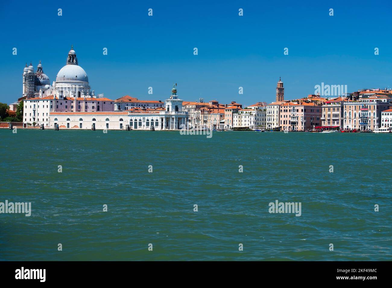 Ausblick von Kirche San Giorgio Maggiore zur Basilika Santa Maria della Salute , Venedig, Venetien, Italien Stockfoto