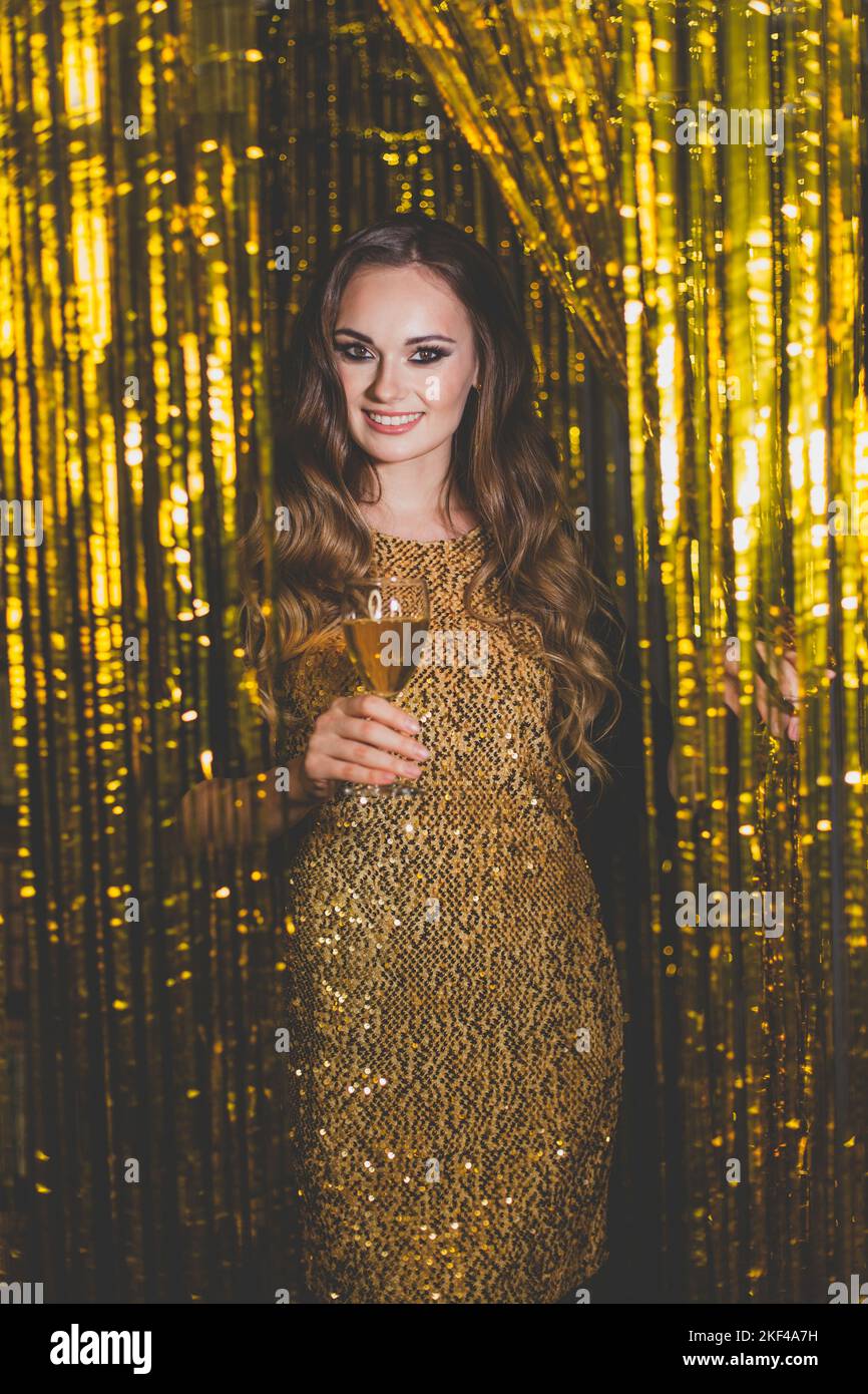 goldener kleid