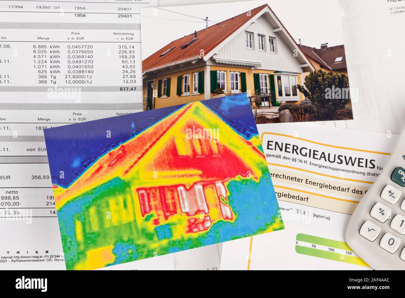Energie sparen durch Wärmedämmung, Haus mit Infrarotkamera fotografiert. Stockfoto