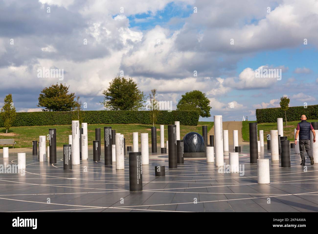 Mann, der im September durch die Milton Keynes Rose im Campbell Park in Milton Keynes, Buckinghamshire, Großbritannien, spaziert Stockfoto