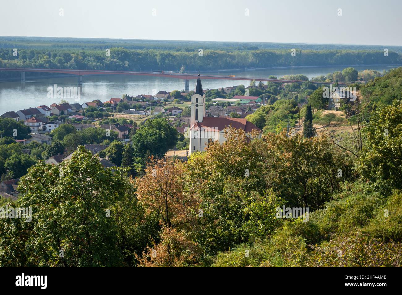 Batina ist ein Hafendorf am rechten Donauufer in Baranja, Kroatien. Stockfoto