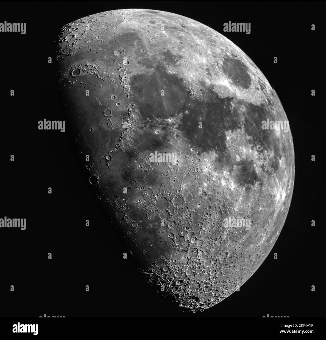 Der Mond einen Tag nach dem "ersten Quartal" am 4. Januar 2020. Stockfoto