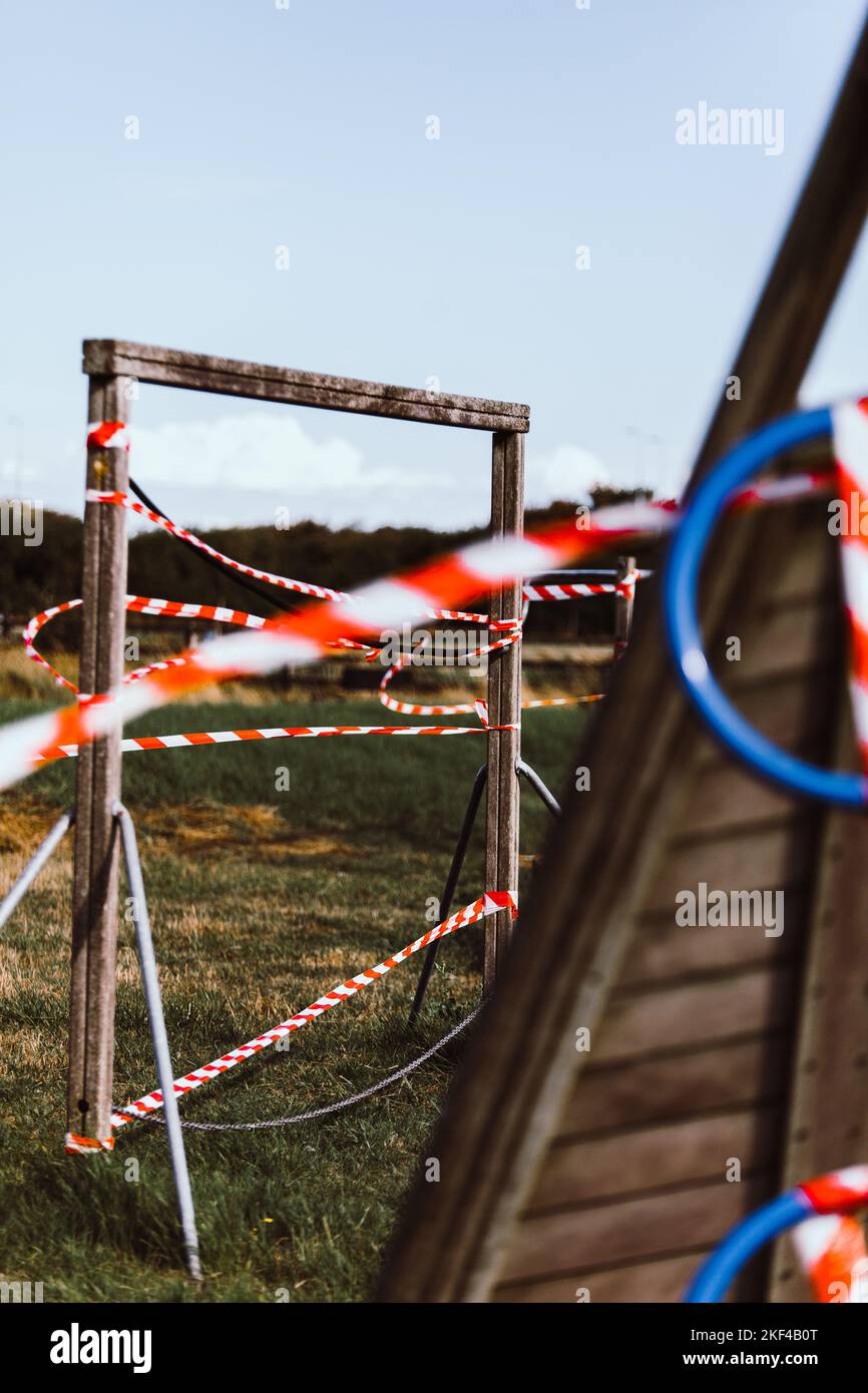 Warnband zum Abdecken des Holzspielplatzes im Feld Stockfoto