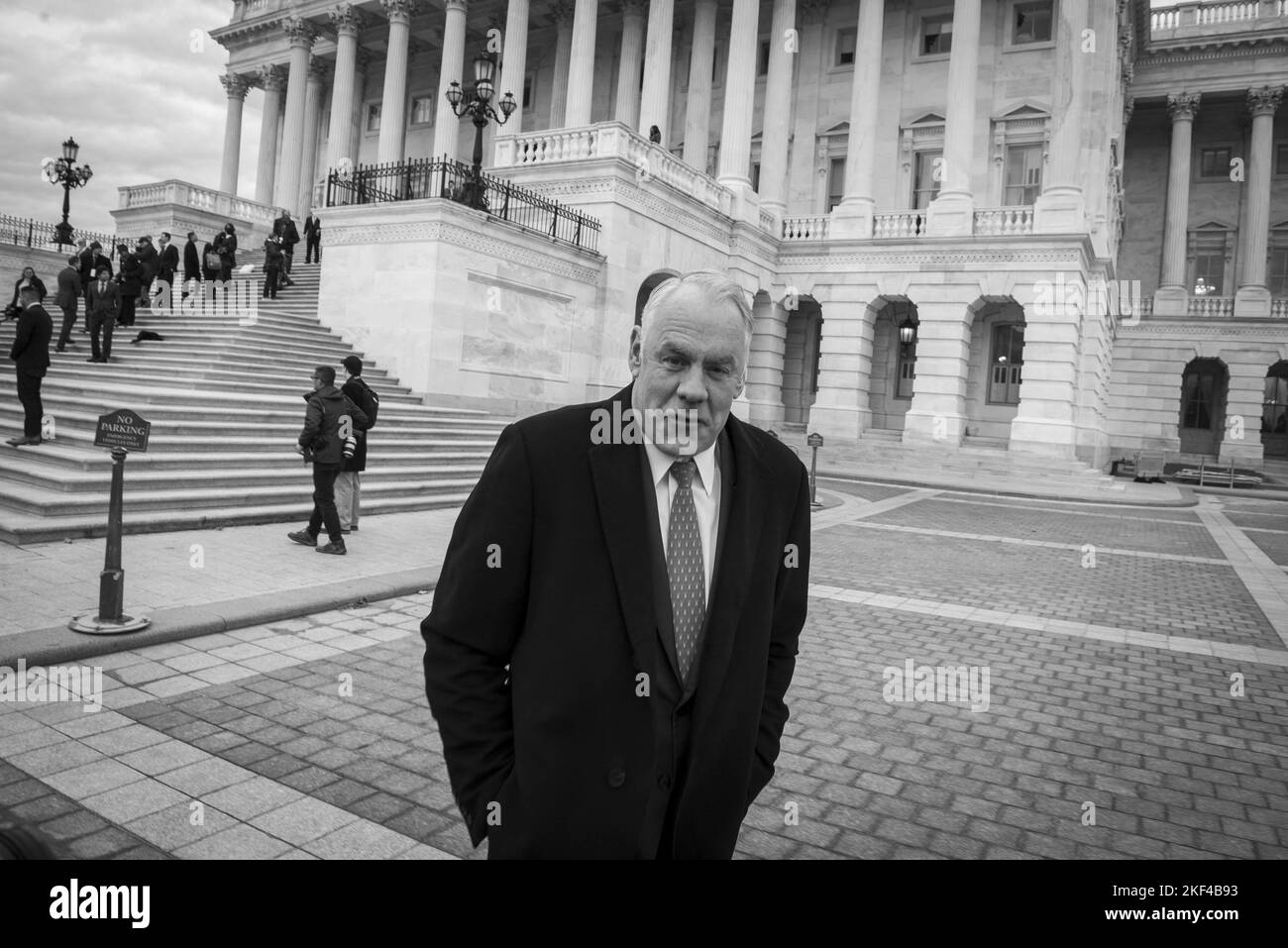 Der designierte US-Repräsentant Ryan Zinke (Republikaner aus Montana) geht ‘US-Capitol, nachdem er an einem „Klassenfoto“ auf dem Capitol Hill in Washington, DC, USA, teilgenommen hatte, Dienstag, den 15. November, 2022. Foto von Cliff Owen/CNP/ABACAPRESS.COM Stockfoto