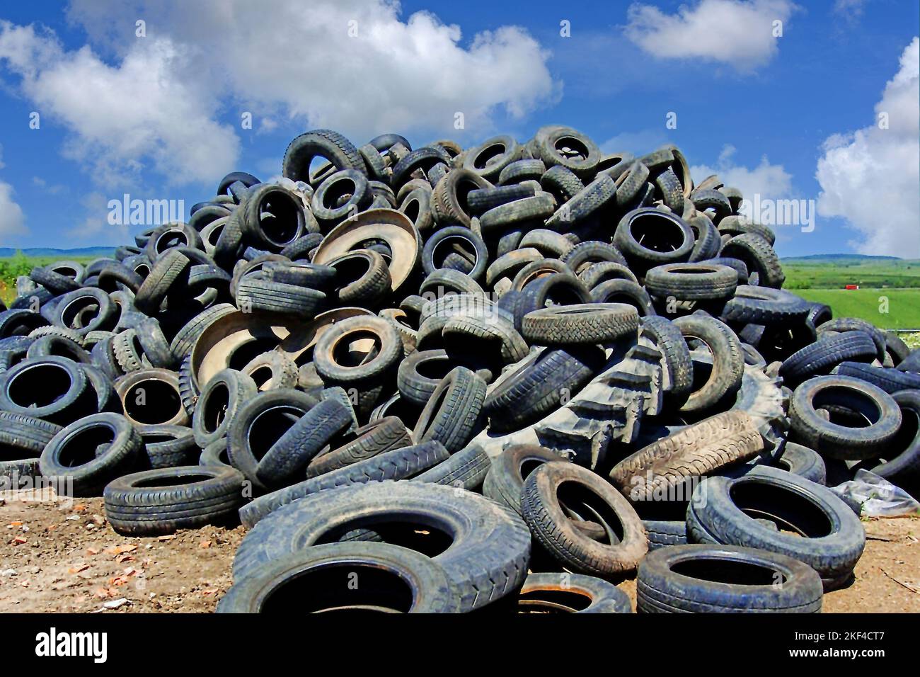 Alte Autoreifen liegen auf einer Mülldeponie, Recycling, Stockfoto