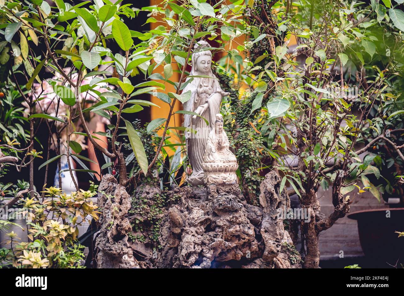 Eine Nahaufnahme buddhistischer Idole vor einem Tempel in Vietnam Stockfoto